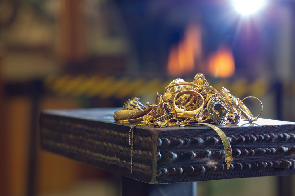 Why a 14k or 18k gold ring turns your finger green or black? Emi