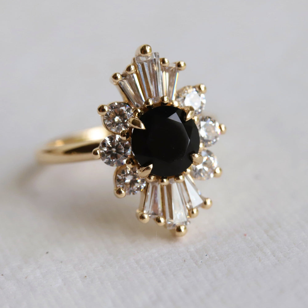DECORA | Round Black Center Stone & White Diamond Halo Ring