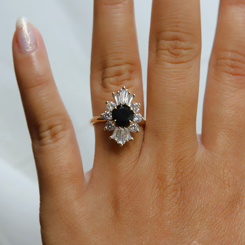 DECORA | Round Black Center Stone & White Diamond Halo Ring