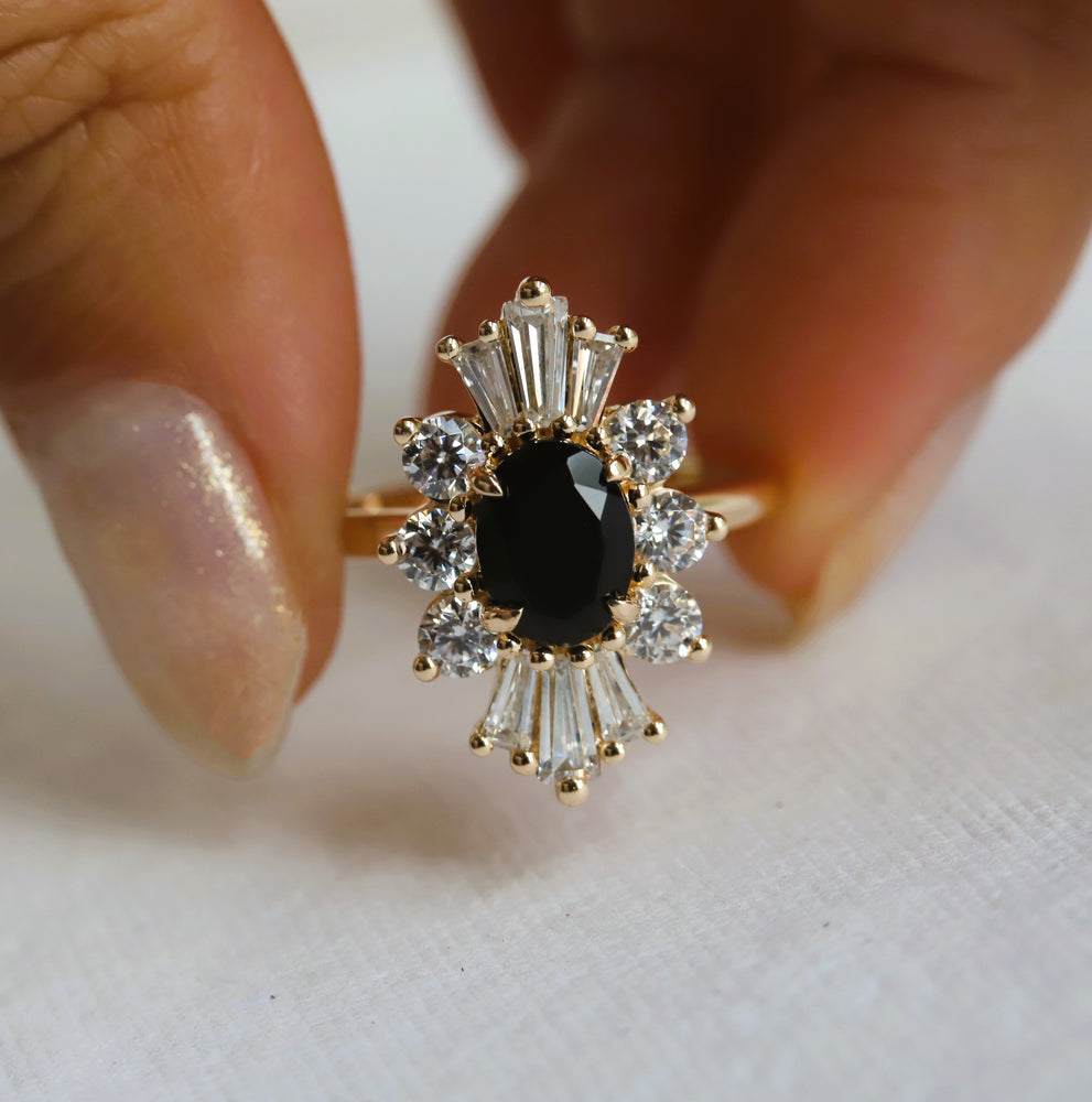 DECORA | Oval Black Center Stone & White Diamond Halo Ring