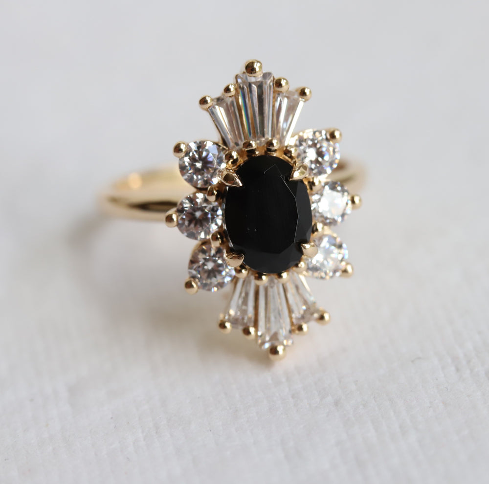 DECORA | Oval Black Center Stone & White Diamond Halo Ring