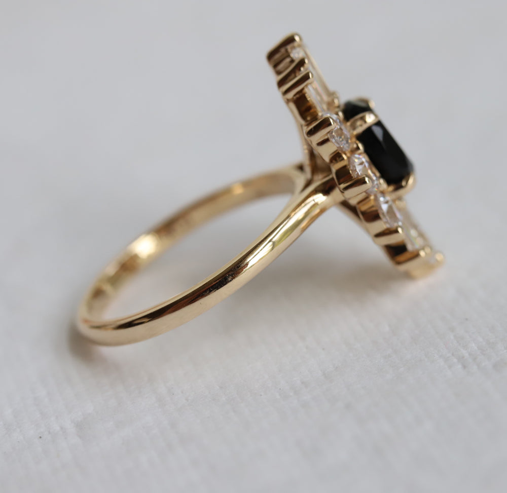 DECORA | Oval Black Center Stone & White Diamond Halo Ring