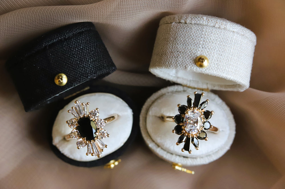 DECORA | Oval Black Center Stone & White Diamond Halo Ring
