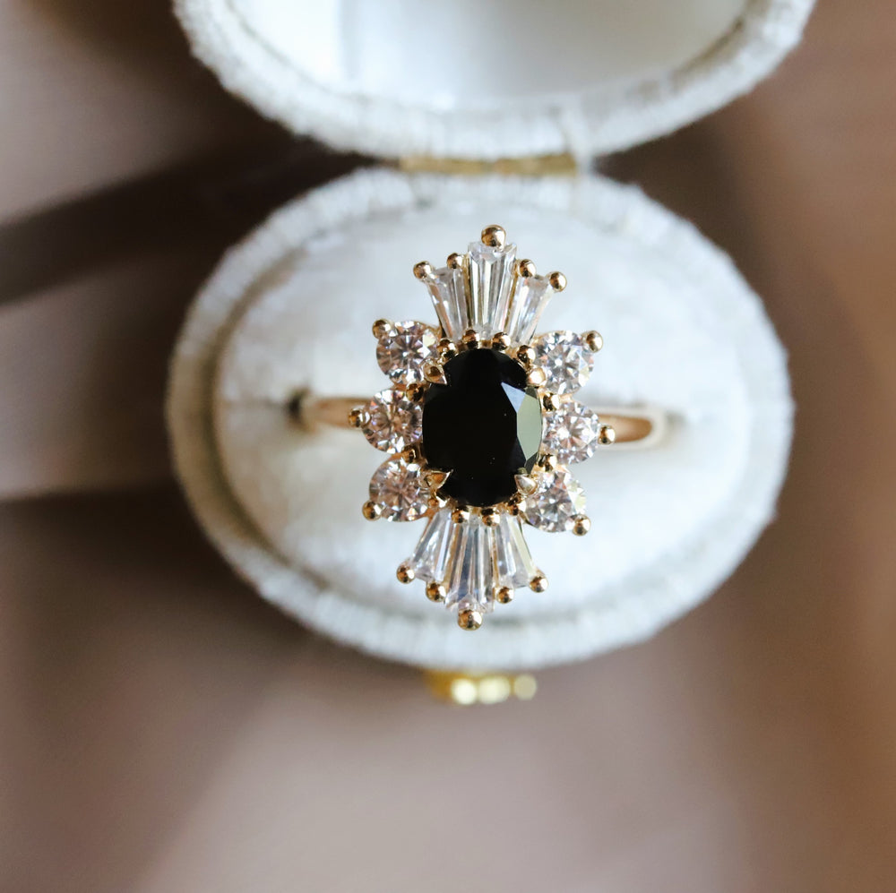 DECORA | Oval Black Center Stone & White Diamond Halo Ring