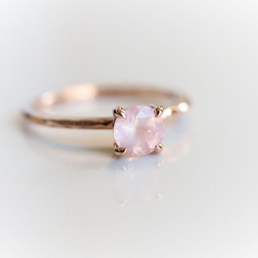 ALVA l 0.7 ct Round Rose Quartz Dainty Solitaire Ring In Hammer Finish - Emi Conner Jewelry 