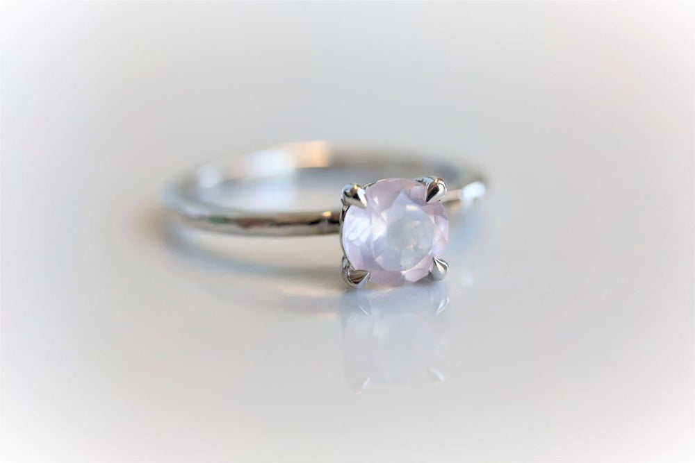 ALVA l 0.7 ct Round Rose Quartz Dainty Solitaire Ring In Hammer Finish - Emi Conner Jewelry 