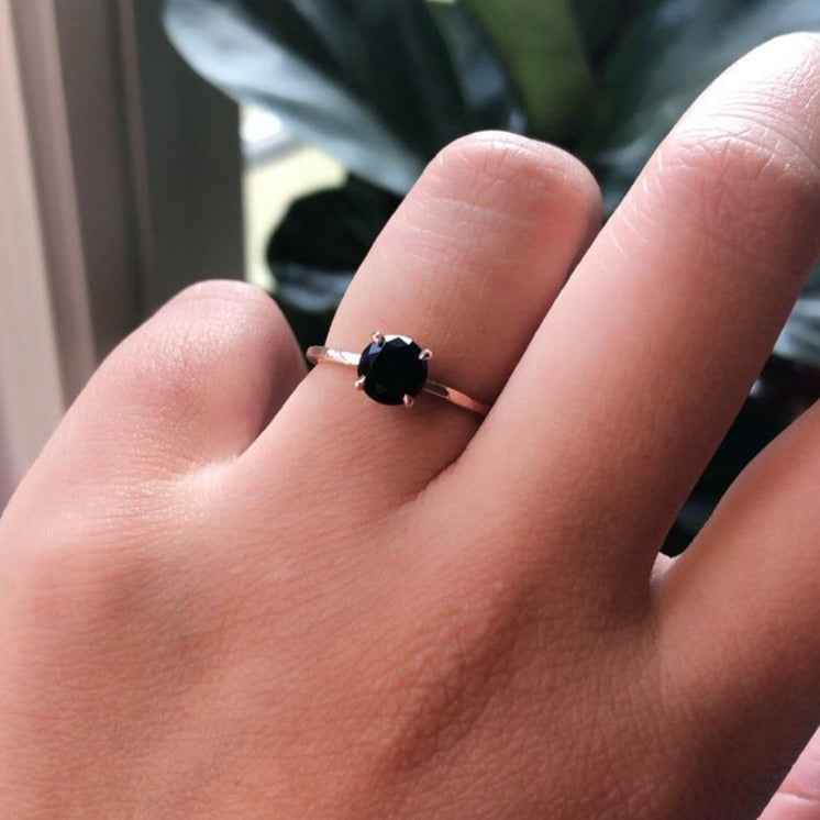 ALVA |  0.7 ct. Round Black Onyx Solitaire in Hammer Finish - Emi Conner Jewelry 